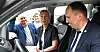 Jørn Eggum, Mette Nord og Peggy Hessen Følsvik forteller Taras Podvirnyy om bussen de hadde brakt fra Oslo.