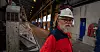 Hovedtillitsvalgt Arve Baade er tilbake i elektrolysehallen i sitt røde Hydro-arbeidstøy, etter å ha vært streikevakt i tre dager.