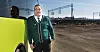 VIL HA SLUTT PÅ URETTFERDIGHETEN: Mens de ansatte om bord i togene som passerer bussene til VY Buss på Eidsvoll får forskuttert sykepengene, må bussjåførene se til at de får det de har krav på selv. – Vi har samme logo på klærne og samme konsernsjef. Da synes jeg det er rett og rimelig at vi har de samme ordningene og, sier Kay Børresen.