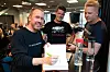 FASCISMENS HISTORIE: Jonas Bals er aktuell med flere bøker om fascismens historie. Her signerer han et eksemplar på konferansen.