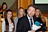 VI ERE EN NASJON, VI MED: Seks elever fra Tromstun ungdomsskole hjalp til, da kunnskapsminister Torbjørn Røe Isaksen presenterte opplegget for markeringen av grunnlovsjubileet i skoler og barnehager