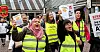 Anne Heidi Simonsen (t.v.) og Aylin Campos ropte ut sine krav om en bedre pensjon. – Det er helt fantastisk oppmøte, dette får fram følelser, sier Campos til Fagbladet.