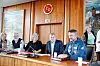 LO-leder Gerd Kristiansen skipresident Erik Røste og sportssjef for det norske hopplandslaget, Clas Brede Bråthen, informerte mandag om at LO går inn som hovedsponsor.
Foto: Cornelius Poppe / NTB scanpix