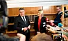 FIKK NØKKELKORT: Avtroppende minster Kjell-Børge Freiberg overleverte nøkkelkortet i dag, foran et massivt pressekorps.
