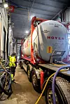 LASTER: En trailer er i ferd med å fylles med varer fra Master Builders Solutions. Lastingen foregår i all hovedsak innendørs, og skal du arbeide i høyden, må du ha klatresele på.