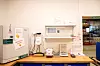 PÅ LABORATORIET: Bedriften har både grov- og finlaboratorium. Her kan enkle tester utføres, eller kunder kan få hjelp til å optimalisere bruken av produktene.