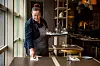 TILBAKE TIL NORMALEN: Hovedtillitsvalgt SIlja Helgesen er glad for at hotellet kunne holde åpent med gjester i karantene, men arbeidsdagen var veldig annerledes enn den var før koronaen - og igjen er nå.