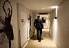 Nils Dalseide på vei opp til partene etter å ha informert pressen om at det vil drøye en god stund før et resultat foreligger.