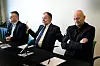 MEKLER: Nils Dalseide (i midten) skal de neste ukene prøve å få Fellesforbundets Jørn Eggum (t.v.) og Norsk Industris Stein Lier-Hansen til å bli enige. Klarer han det ikke, blir det streik.
