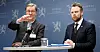 Utvalgsleder Finn Arnesen overrekker delutredningen om Nav-saken til arbeids- og sosialminister Torbjørn Røe Isaksen.