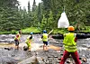 DUGNAD: Innsatte fra Ilseng fengsel hjelper til med å kalke elvene ned til Hedmarkens gode fiskevann.