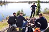 FRISKMELDING: Fengselsbetjent Kjell-Erik Dahl tar med seg ei gruppe innsatte på skauen. De konstaterer at arbeidslagets provisoriske grill er rasert, trolig av ei ­irritabel ku.