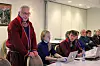 DANNET ALLIANSE: Torstein Valdemar Appfjell (stående) er styreleder i Jillen-Njaarke reinbeitedistrikt. Her fra et møte høsten 2018 der flere organisasjoner gikk sammen for å forsøke å stoppe vindkraftverket i Mosjøen.