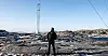 HER SKAL MØLLENE STÅ: Verksdirektør ved Alcoa Mosjøen, Steinar Anshus, betrakter fjellområdet der vindmøllene skal bygges.