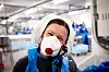 Tatiana Durikova mener hun fikk astma av å jobbe i Lerøys lakseanlegg på Hestvika. Men med maske er det null problem, sier hun.