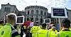 Gulkledde verkstedarbeidere fra Mantena foran Stortinget tidligere denne uka.
