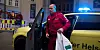 Operativ leder Pål Lystad forventer ikke at andre ville ha gjort det samme som ham under ambulanskapringen tirsdag. Fagbladet møtte han på jobb denne uken. Her tar han på seg den hvite vesten som signaliserer at han han er innsatsleder for helse, idet han ankommer et skadested i Oslo.