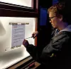 NYTT OPPSLAG: Fosstvedt henger opp et nytt infoskriv som sier at toalettet er åpent for sjåfører og besøkende.