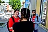 PATRULJERER: Christine Espenes og Kaweh Almassy besøker frisørlærling Karoline Holgersen på jobb. Patruljene besøker nesten tusen bedrifter.