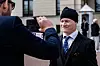 Adam Berge jobber på Eiganes skole i Stavanger. Rektor ved skolen tar en filmsnutt for å vise elevene. – Nå tror jeg alle elevene får vite hvem jeg er, sier Adam Berge.
