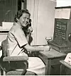 Randi Uthushagen. Sentralborddame hos Norsk Kommuneforbund. Begynnelsen av 1960-tallet.