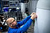 SJEKK: Operatør Ronny Paulsen jobber med sluttmontering og kontroll. Han har nettopp kontrollert det elektriske på denne berereden og funnet alt i orden.