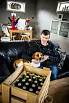 HUND ETTER ØL: Lund og hunden Ziko deler både forkjærleika for jakt og øl.