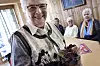 VINNER: Annbjørg Solheim likte blomstene på bordet så godt denne gangen, så hun ble ekstra glad da hun kunne rope bingo og med det vant en blomst.