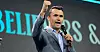 Charlie Kirk er en høyreradikal aktivist i USA. 31-åringen har blitt en av de største stjernene i Donald Trumps MAGA-bevegelse. Bildet av Kirk ble brukt under konferansen for å vise fascismens forvandling fra militærstøvler til skreddesydde dresser.