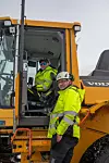 ARVELIG: Som far så sønn. Allerede som barn ble Anders Linjedahl fashinert av store kjøretøy som pappa  Asle Liljedahl brukte på jobb. I dag er de arbeidskolleger i statens veivesen.