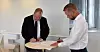 TRØTTE OG TILFREDSE: Forhandlingslederne Bård Westbye fra Virke (til venstre) og Bjørn Anders Jonassen fra Fellesforbundet kunne rett før klokka 17 lørdag sette signaturene sine på den nye tariffavtalen for grossistbransjen. Da hadde de forhandlet siden onsdag formiddag, og i ett strekk siden fredag klokka 10.