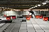 FIKSER OPP: Det er ikke ofte logistikkrobotene til Komplett får et illbefinnende, men problemer kan oppstå eksempelvis om eskene robotene plukker fra er lastet med varer som stikker for høyt opp. Om Regjeringens forslag til ny tollgrense blir vedtatt, kan det hende både robotene og de ansatte som jobber i kulissene flytter til Sverige.