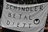 BANNER: Banneret dukket opp før ferien, men teksten er endret fra lønn til diett, som følge av at bedriften har ansatt litauiske arbeidere uten å betale dem diett.