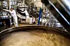 GRYTEKLART: Oste kokt i gryter smaker best, sier de ansatte ved Tine-anlegget i Lom og Skjåk.