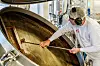 RESTESKRAPING: Man slikker ikke restene ut av industrigrytene. Her skraper Vidar Heggebotten gryta tom før neste batch går i gryta.