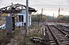 STORE ØDELEGGELSER: Det vil kreve mye elektrikerarbeid før toget kan gå her igjen. Transformatorstasjoner og el-ledninger er ødelagte og fulle av splinthull.