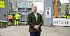 Christopher McCabe mener Norge bør få kontroll på hvor mange håndverkere vi har til å håndtere kriser, og hvor lang tid vi bruker på byggeprosjekter. Her foran regjeringskvartalet, der byggingen startet i januar 2021.