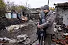 FAR OG SØNN: Sergej med yngstesønnen Mark (10) utenfor garasjen som ble ødelagt av en russisk granat.
