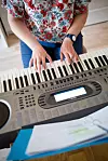 TANGENTER: Som barn spilte hun mye piano, men etterhvert som Linda Wiers Johnsen ble eldre la hun det fra seg. Nå prøver hun å fylle tida hun ikke bruker på søknader med et nytt repertoar.