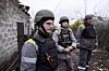 PÅ JOBB: Aleksandr Vashenko (26) og kollegaen hans. Valeriy Kusnetsov, jobber med å reparere en ledning som i løpet av natten er blitt skadet av en russisk granat.