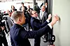 Bank i bordet, eller på veggen; Terje Aasland og Espen Barth Eide sjekker ut den energieffektive ytterveggen på kontoret til Oslo Havnvesen på Vippetangen, som har blitt totalrenovert og i prosessen redusert energiforbruket med 57,4 prosent. Det meste av effektiviseringen er redusksjon av varmetap.