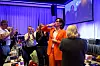 Marianne Solberg tar mot salens hyllest.