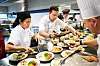 NORSK MATPAKKE: I Oslo får innvandrere muligheten til å lære norsk, samtidig med at de tar fagbrevet over fire år. Ivan Bonev og Jieshan Li legger siste hånd på retten  som straks skal serveres i skolerestauranten.