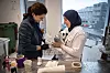 MR. PANDA: Ortopediingeniørene Rebekka Gamlemshaug (t.v) og Elise Heggelund tar først en gipsavstøping av føttene til Mr. Panda. – Slik kan vi vise barn hva som skal skje. Det er vanskelig å forstå hva alt betyr når vi bare snakker om det, sier Heggelund.