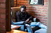 I denne stolen tilbringer Abdullahi mye tid i løpet av en natt. Noen ganger trenger han bare en pust i bakken, andre ganger leser han seg opp på hva som har skjedd på institusjonen siden sist.