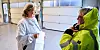 ALLE HAR RETT PÅ JOBB: Monica Øyangen, avdelingsleder transport på produksjonskjøkkenet, innrømmer at de lurte på om det ville gå bra å ansette hørselhemmede Ellen Nilsen. Konklusjonen er at det går strålende.