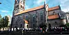 I tiden fra 9 til 11 er Grønland kirke, som samarbeider med Fattighuset, åpen så folk kan vente og få litt varme i kroppen. Deretter går de over gata til Fattighuset for å hente en bærepose med matvarer.