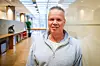PÅ SKOLEBENKEN: Thomas Rhodin er en erfaren montasjebas, som nå er tilbake i klasserommet for å ta fagbrev i byggmontasje.