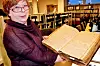 Gotisk: Solveig Lurås har akkurat gått over i pensjonistenes rekker, og får enda mer tid til å fordype seg i kilder i Riksarkivet. Boken hun her står med er forhørsprotokollene ved Christiania Politikammer fra 1817 til 1822. For å kunne tolke kildene, har hun måttet lære seg gotisk skrift.