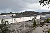 Sekkingstads fabrikk på Skaganeset ligger helt i sjøkanten. Foran er rundkjøringen og busskuret der streikende arbeidere sto streikevakt høsten 2017.